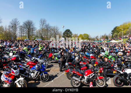 Glasgow, UK. 20 Apr, 2014. Seit 35 Jahren ein Charity Fun Run um das Stadtzentrum von Glasgow gehalten worden ist, mit Start und Ziel am Yorkhill Hospital für kranke Kinder. Viele Motorradfahrer, gekleidet in ausgefallenen Kostüm, und Sie reisen aus ganz Schottland, Unterstützung der Liebe und jedes Jahr Tausende von Pfund für das Krankenhaus. In diesem Jahr, vielleicht, weil der sonnige Ostern Wetter, es wird geschätzt, dass etwa 2000 Motorräder teilgenommen. Credit: Findlay/Alamy leben Nachrichten Stockfoto