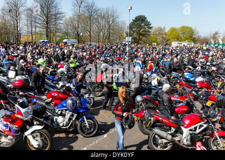 Glasgow, UK. 20 Apr, 2014. Seit 35 Jahren ein Charity Fun Run um das Stadtzentrum von Glasgow gehalten worden ist, mit Start und Ziel am Yorkhill Hospital für kranke Kinder. Viele Motorradfahrer, gekleidet in ausgefallenen Kostüm, und Sie reisen aus ganz Schottland, Unterstützung der Liebe und jedes Jahr Tausende von Pfund für das Krankenhaus. In diesem Jahr, vielleicht, weil der sonnige Ostern Wetter, es wird geschätzt, dass etwa 2000 Motorräder teilgenommen. Credit: Findlay/Alamy leben Nachrichten Stockfoto