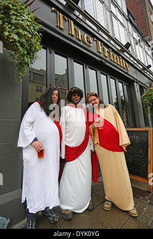 London, UK. 20. April 2014. Teilnehmer verkleidet als Jesus Christus in der jährlichen Ostern Sonntag Christathon 2014 Kneipentour, London, England. Die Kneipentour bewegt sich zwischen Londoner Pubs mit Namen im Zusammenhang mit biblischen Themen oder Zeichen und begann an der Trinity-Pub in der Nähe von London Bridge, weiter nach St. Christopher Inn bevor Sie sich ins Zentrum von London. Bildnachweis: Paul Brown/Alamy Live-Nachrichten Stockfoto