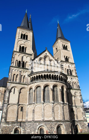 Das Bonner Münster, oder auf Deutsch, der Bonner Münster, ist eine der ältesten Kirchen Deutschlands. Es befindet sich in Bonn, Deutschland. Stockfoto