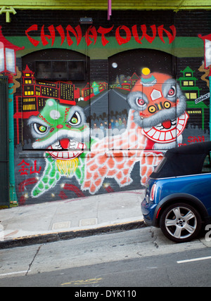 Ein San Francisco Chinatown Wandbild eines unbekannten Künstlers, an den Ecken der Sacramento Street und Grant Avenue. Stockfoto