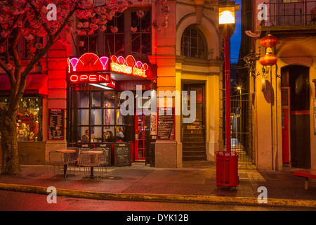 Fan Tan Café und Eingang zum Fan Tan Alley in Chinatown leuchtet in der Nacht-Victoria, British Columbia, Kanada. Stockfoto