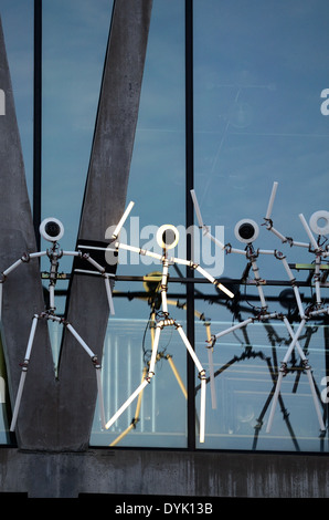 Keyframes Ballett Light Show und Kunst Installation von Figuren mit Neonlampen beleuchtet auf der Fassade des Pavillon Noir Gebäude Aix-en-Provence Stockfoto