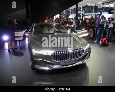 Peking, China. 20. April 2014. Das Concept Car "Vision Zukunft Luxus" von BMW ist auf der Bühne an der Beijing International Automotive Exhibition 2014 in Peking, China, 20. April 2014 abgebildet. Die Luxus-Auto, auch bezeichnet als "BMW-9-Reihe" sich an den chinesischen Markt richtet. Foto: ANDREAS LANDWEHR, Dpa/Alamy Live-Nachrichten Stockfoto