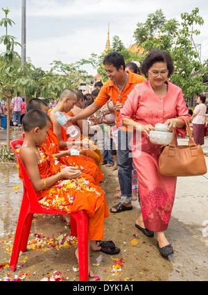 Das Songkran Festival am Khru Nok Tempel Stockfoto