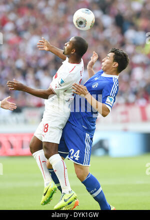 Stuttgart, Deutschland. 20. April 2014. Stuttgarts Cacau (L) und Schalke Kaan Ayhan wetteifern um den Ball in der deutschen Bundesliga-Fußballspiel zwischen VfB Stuttgart und FC Schalke 04 in der Mercedes-Benz Arena in Stuttgart, Deutschland, 20. April 2014. Foto: ULI DECK/Dpa (Achtung: aufgrund der Akkreditierungsrichtlinien die DFL nur erlaubt die Veröffentlichung und Nutzung von bis zu 15 Bilder pro Spiel im Internet und in Online-Medien während des Spiels.) / Dpa/Alamy Live News Stockfoto