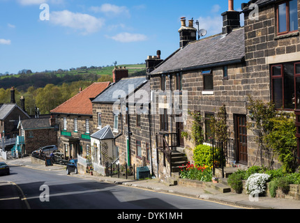 Vordere Straße Grosmont North Yorkshire-Hütten und die Station Taverne führt hinunter zum Bahnhof Stockfoto