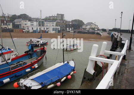 Broadstairs, Kent, UK. 20. April 2014. UK-Schlechtwetter betrifft Touristenzahlen Beach Resort von Broadstairs, Kent - Ostern Sonntag, 20. April 2014 Credit: Stone Bay Fotografie/Alamy Live News Stockfoto