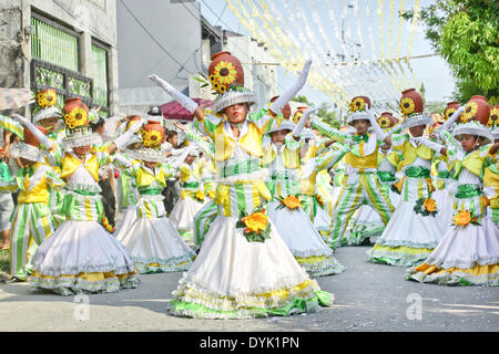 Santo Tomas, Pampanga, Philippinen. 20. April 2014. Straßenkünstler Keramikfiguren auf ihren Köpfen tragen tanzen während des Sabuaga Festivals in Santo Tomas, Pampanga auf Ostern Sonntag, 20. April 2014. Sabuaga, die Blumen zu verbreiten oder verbreiten Segen bedeutet, ist eine alte Tradition in Sto. Tomas, Pampanga, die Auferstehung Jesu Christi am Ostersonntag zu feiern und zu Ehren der Jungfrau Maria, Mutter Christi teilten den Schmerz an seinen leiden. Stockfoto