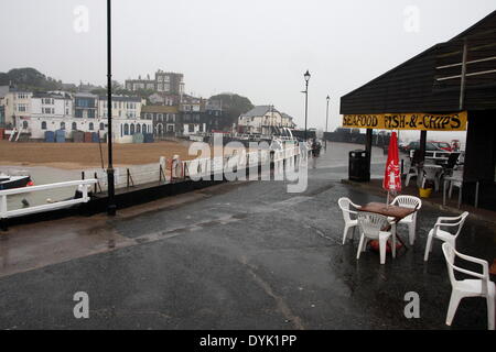 Broadstairs, Kent, UK. 20. April 2014. UK-Schlechtwetter betrifft Touristenzahlen Beach Resort von Broadstairs, Kent - Ostern Sonntag, 20. April 2014 Credit: Stone Bay Fotografie/Alamy Live News Stockfoto