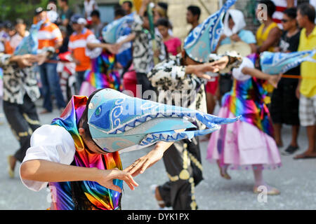 Santo Tomas, Pampanga, Philippinen. 20. April 2014. Straßenkünstler Geste als Fische um ihre Stadt zu vertreten, während der Parade auf dem Sabuaga Festival in Santo Tomas, Pampanga auf Ostern Sonntag, 20. April 2014. Sabuaga, die Blumen zu verbreiten oder verbreiten Segen bedeutet, ist eine alte Tradition in Sto. Tomas, Pampanga, die Auferstehung Jesu Christi am Ostersonntag zu feiern und zu Ehren der Jungfrau Maria, Mutter Christi teilten den Schmerz an seinen leiden. Stockfoto