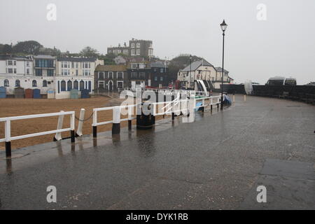 Broadstairs, Kent, UK. 20. April 2014. UK-Schlechtwetter betrifft Touristenzahlen Beach Resort von Broadstairs, Kent mit leeren direkt am Meer - Ostern Sonntag, 20. April 2014 Credit: Stone Bay Fotografie/Alamy Live News Stockfoto