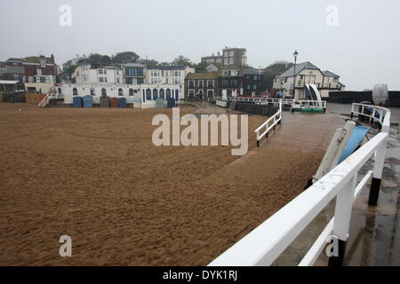 Broadstairs, Kent, UK. 20. April 2014. UK-Schlechtwetter betrifft Touristenzahlen Beach Resort von Broadstairs, Kent mit leeren Strand - Ostern Sonntag, 20. April 2014 Credit: Stone Bay Fotografie/Alamy Live News Stockfoto