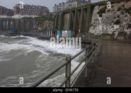 Broadstairs, Kent, UK. 20. April 2014. UK Schlechtwetter betrifft Touristenzahlen um Badeort von Broadstairs, Kent mit rauer See und direkt am Meer - Ostern leeren Sonntag, 20. April 2014 Credit: Stone Bay Fotografie/Alamy Live News Stockfoto