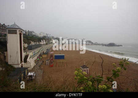 Broadstairs, Kent, UK. 20. April 2014. UK-Schlechtwetter betrifft Touristenzahlen Beach Resort von Broadstairs, Kent mit leeren Strand - Ostern Sonntag, 20. April 2014 Credit: Stone Bay Fotografie/Alamy Live News Stockfoto