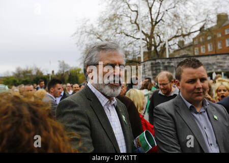 Dublin, Irland. 20. April 2014. Sinn Féin Präsident Gerry Adams ist in Gedenken März abgebildet. Sinn Féin Präsident Gerry Adams führte die Sinn Féin Gedenkfeier zum 98. Jahrestag der Osteraufstand von 1916. Die Partei Anhänger marschierten aus dem Garden of Remembrance, das General Post Office (GPO) für eine Rallye. Bildnachweis: Michael Debets/Alamy Live-Nachrichten Stockfoto