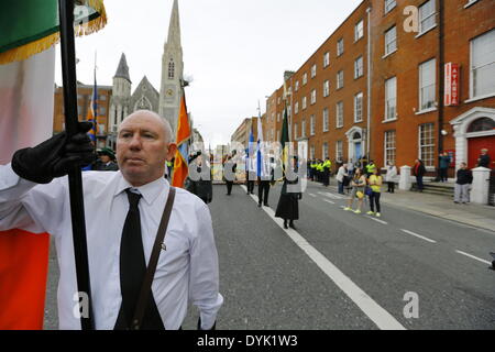 Dublin, Irland. 20. April 2014. Nahaufnahme Bild eines Mitglieds der Partei Sinn Féin Farbe. Sinn Féin Präsident Gerry Adams führte die Sinn Féin Gedenkfeier zum 98. Jahrestag der Osteraufstand von 1916. Die Partei Anhänger marschierten aus dem Garden of Remembrance, das General Post Office (GPO) für eine Rallye. Bildnachweis: Michael Debets/Alamy Live-Nachrichten Stockfoto