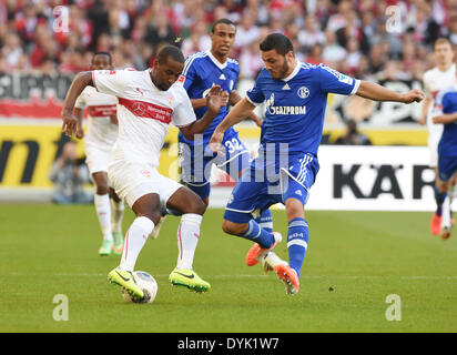 Stuttgart, Deutschland. 20. April 2014. Stuttgarts Cacau (L) und Schalke Sead Kolasinac wetteifern um den Ball in der deutschen Bundesliga-Fußballspiel zwischen VfB Stuttgart und FC Schalke 04 in der Mercedes-Benz Arena in Stuttgart, Deutschland, 20. April 2014. Foto: ULI DECK/Dpa (Achtung: aufgrund der Akkreditierungsrichtlinien die DFL nur erlaubt die Veröffentlichung und Nutzung von bis zu 15 Bilder pro Spiel im Internet und in Online-Medien während des Spiels.) / Dpa/Alamy Live News Stockfoto