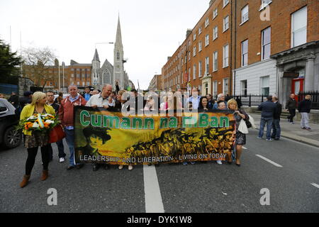 Dublin, Irland. 20. April 2014. Cumann Na mBan Banner führt den Marsch zum Gedenken. Sinn Féin Präsident Gerry Adams führte die Sinn Féin Gedenkfeier zum 98. Jahrestag der Osteraufstand von 1916. Die Partei Anhänger marschierten aus dem Garden of Remembrance, das General Post Office (GPO) für eine Rallye. Bildnachweis: Michael Debets/Alamy Live-Nachrichten Stockfoto