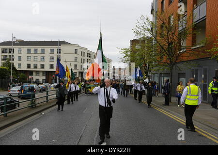 Dublin, Irland. 20. April 2014. Gedenken-März ist unter der Leitung von einem Sinn Féin und Cumann Na mBan Partei Farbe. Sinn Féin Präsident Gerry Adams führte die Sinn Féin Gedenkfeier zum 98. Jahrestag der Osteraufstand von 1916. Die Partei Anhänger marschierten aus dem Garden of Remembrance, das General Post Office (GPO) für eine Rallye. Bildnachweis: Michael Debets/Alamy Live-Nachrichten Stockfoto