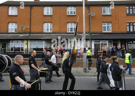 Dublin, Irland. 20. April 2014. Gedenken-März ist von der Bevölkerung in der Gegend, die es durchläuft beobachtet. Sinn Féin Präsident Gerry Adams führte die Sinn Féin Gedenkfeier zum 98. Jahrestag der Osteraufstand von 1916. Die Partei Anhänger marschierten aus dem Garden of Remembrance, das General Post Office (GPO) für eine Rallye. Bildnachweis: Michael Debets/Alamy Live-Nachrichten Stockfoto