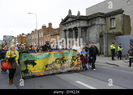 Dublin, Irland. 20. April 2014. Die Gedenkfeier März vergeht das Grab von Matt Talbot. Sinn Féin Präsident Gerry Adams führte die Sinn Féin Gedenkfeier zum 98. Jahrestag der Osteraufstand von 1916. Die Partei Anhänger marschierten aus dem Garden of Remembrance, das General Post Office (GPO) für eine Rallye. Bildnachweis: Michael Debets/Alamy Live-Nachrichten Stockfoto