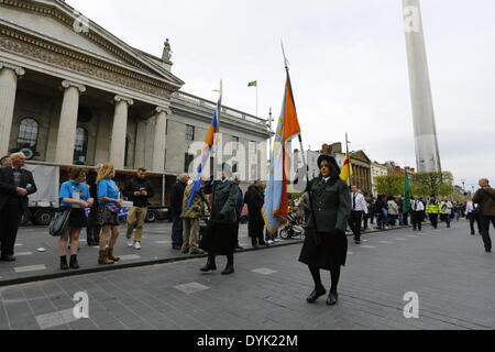 Dublin, Irland. 20. April 2014. Die Cumann Na mBan Farbe Partei marschiert vorbei General Post Office (GPO) eines der wichtigsten Sehenswürdigkeiten der Osteraufstand von 1916.  Sinn Féin Präsident Gerry Adams führte die Sinn Féin Gedenkfeier zum 98. Jahrestag der Osteraufstand von 1916. Die Partei Anhänger marschierten aus dem Garden of Remembrance, das General Post Office (GPO) für eine Rallye. Bildnachweis: Michael Debets/Alamy Live-Nachrichten Stockfoto
