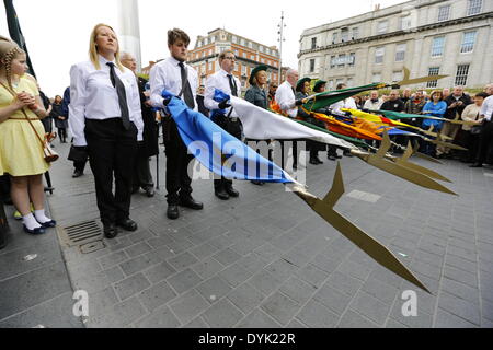 Dublin, Irland. 20. April 2014. Die Sinn Féin und Cumann Na mBan Farbe Partei senkt ihre Flaggen als Markierung des Respektes. Sinn Féin Präsident Gerry Adams führte die Sinn Féin Gedenkfeier zum 98. Jahrestag der Osteraufstand von 1916. Die Partei Anhänger marschierten aus dem Garden of Remembrance, das General Post Office (GPO) für eine Rallye. Bildnachweis: Michael Debets/Alamy Live-Nachrichten Stockfoto