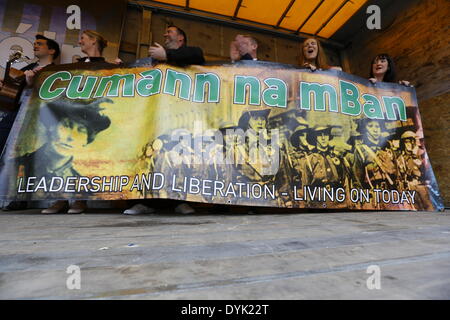 Dublin, Irland. 20. April 2014. Abgebildet ist der Cumann Na mBan Banner auf der Bühne. Sinn Féin Präsident Gerry Adams führte die Sinn Féin Gedenkfeier zum 98. Jahrestag der Osteraufstand von 1916. Die Partei Anhänger marschierten aus dem Garden of Remembrance, das General Post Office (GPO) für eine Rallye. Bildnachweis: Michael Debets/Alamy Live-Nachrichten Stockfoto