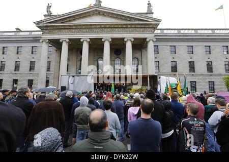 Dublin, Irland. 20. April 2014. Das Gedenken ist halt außerhalb der General Post Office (GPO) eines der wichtigsten Sehenswürdigkeiten der Osteraufstand von 1916. Sinn Féin Präsident Gerry Adams führte die Sinn Féin Gedenkfeier zum 98. Jahrestag der Osteraufstand von 1916. Die Partei Anhänger marschierten aus dem Garden of Remembrance, das General Post Office (GPO) für eine Rallye. Bildnachweis: Michael Debets/Alamy Live-Nachrichten Stockfoto