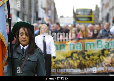 Dublin, Irland. 20. April 2014. Nahaufnahme Bild eines Mitglieds der Partei Cumann Na mBan Farbe. Sinn Féin Präsident Gerry Adams führte die Sinn Féin Gedenkfeier zum 98. Jahrestag der Osteraufstand von 1916. Die Partei Anhänger marschierten aus dem Garden of Remembrance, das General Post Office (GPO) für eine Rallye. Bildnachweis: Michael Debets/Alamy Live-Nachrichten Stockfoto