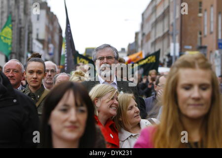Dublin, Irland. 20. April 2014. Sinn Féin Präsident Gerry Adams Spaziergänge mitten in der Menschenmenge auf dem Marsch zum Gedenken. Sinn Féin Präsident Gerry Adams führte die Sinn Féin Gedenkfeier zum 98. Jahrestag der Osteraufstand von 1916. Die Partei Anhänger marschierten aus dem Garden of Remembrance, das General Post Office (GPO) für eine Rallye. Bildnachweis: Michael Debets/Alamy Live-Nachrichten Stockfoto