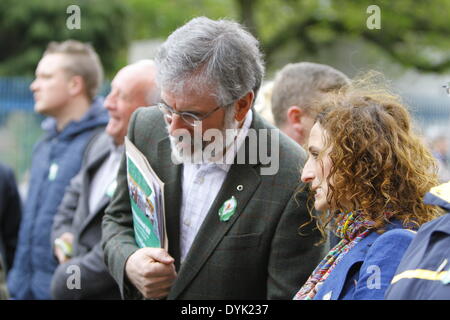 Dublin, Irland. 20. April 2014. Sinn Féin Präsident Gerry Adams spricht mit Lynn Boylan, Sinn Féin MEP Wahl Kandidaten für die Wahl 2014. Sinn Féin Präsident Gerry Adams führte die Sinn Féin Gedenkfeier zum 98. Jahrestag der Osteraufstand von 1916. Die Partei Anhänger marschierten aus dem Garden of Remembrance, das General Post Office (GPO) für eine Rallye. Bildnachweis: Michael Debets/Alamy Live-Nachrichten Stockfoto