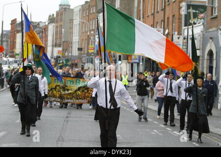 Dublin, Irland. 20. April 2014. Gedenken-März ist unter der Leitung von einem Sinn Féin und Cumann Na mBan Partei Farbe. Sinn Féin Präsident Gerry Adams führte die Sinn Féin Gedenkfeier zum 98. Jahrestag der Osteraufstand von 1916. Die Partei Anhänger marschierten aus dem Garden of Remembrance, das General Post Office (GPO) für eine Rallye. Bildnachweis: Michael Debets/Alamy Live-Nachrichten Stockfoto