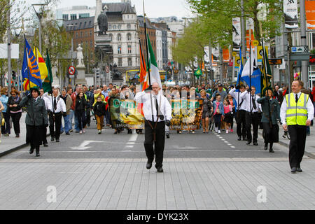 Dublin, Irland. 20. April 2014. Gedenken-März ist unter der Leitung von einem Sinn Féin und Cumann Na mBan Partei, O' Connell Street Farbe. Sinn Féin Präsident Gerry Adams führte die Sinn Féin Gedenkfeier zum 98. Jahrestag der Osteraufstand von 1916. Die Partei Anhänger marschierten aus dem Garden of Remembrance, das General Post Office (GPO) für eine Rallye. Bildnachweis: Michael Debets/Alamy Live-Nachrichten Stockfoto