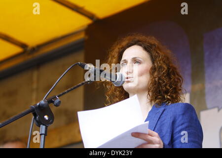 Dublin, Irland. 20. April 2014. Lynn Boylan, MEP Wahl Kandidaten für die Wahl 2014 richtet sich das Gedenken. Sinn Féin Präsident Gerry Adams führte die Sinn Féin Gedenkfeier zum 98. Jahrestag der Osteraufstand von 1916. Die Partei Anhänger marschierten aus dem Garden of Remembrance, das General Post Office (GPO) für eine Rallye. Bildnachweis: Michael Debets/Alamy Live-Nachrichten Stockfoto