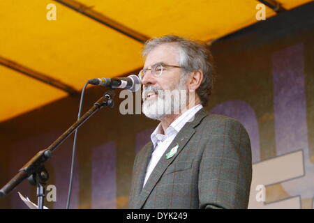 Dublin, Irland. 20. April 2014. Sinn Féin Präsident Gerry Adams befasst sich mit das Gedenken. Sinn Féin Präsident Gerry Adams führte die Sinn Féin Gedenkfeier zum 98. Jahrestag der Osteraufstand von 1916. Die Partei Anhänger marschierten aus dem Garden of Remembrance, das General Post Office (GPO) für eine Rallye. Bildnachweis: Michael Debets/Alamy Live-Nachrichten Stockfoto