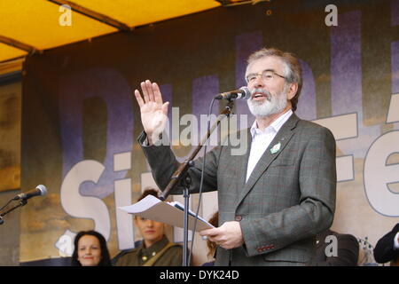 Dublin, Irland. 20. April 2014. Sinn Féin Präsident Gerry Adams befasst sich mit das Gedenken. Sinn Féin Präsident Gerry Adams führte die Sinn Féin Gedenkfeier zum 98. Jahrestag der Osteraufstand von 1916. Die Partei Anhänger marschierten aus dem Garden of Remembrance, das General Post Office (GPO) für eine Rallye. Bildnachweis: Michael Debets/Alamy Live-Nachrichten Stockfoto