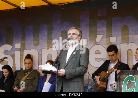 Dublin, Irland. 20. April 2014. Sinn Féin Präsident Gerry Adams befasst sich mit das Gedenken. Sinn Féin Präsident Gerry Adams führte die Sinn Féin Gedenkfeier zum 98. Jahrestag der Osteraufstand von 1916. Die Partei Anhänger marschierten aus dem Garden of Remembrance, das General Post Office (GPO) für eine Rallye. Bildnachweis: Michael Debets/Alamy Live-Nachrichten Stockfoto