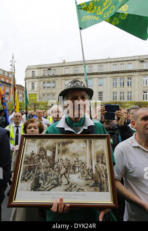 Dublin, Irland. 20. April 2014. Ein Mann hält ein Bild, das zeigt eine Szene aus den Osteraufstand von 1916. Sinn Féin Präsident Gerry Adams führte die Sinn Féin Gedenkfeier zum 98. Jahrestag der Osteraufstand von 1916. Die Partei Anhänger marschierten aus dem Garden of Remembrance, das General Post Office (GPO) für eine Rallye. Bildnachweis: Michael Debets/Alamy Live-Nachrichten Stockfoto