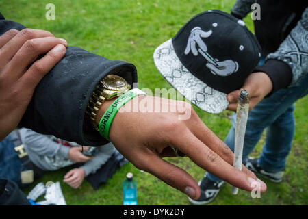 London, Großbritannien. 20 Apr, 2014. Die jährlichen 420 Pro Cannabis Rallye im Londoner Hyde Park Credit: Guy Corbishley/Alamy leben Nachrichten Stockfoto