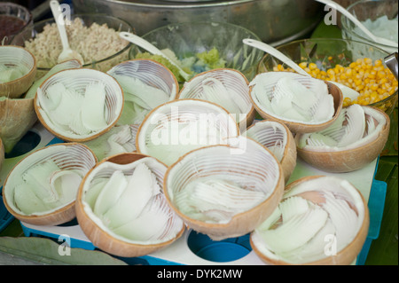 Bangkok Thailand 2014 - Kokos-Eis-in Kokosnüsse verkauft Muscheln am Wochenendmarkt Stockfoto