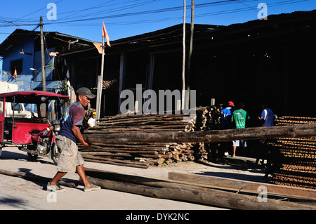 Speichern von Protokollen - Port des Morona in IQUITOS. Abteilung von Loreto. Peru Stockfoto