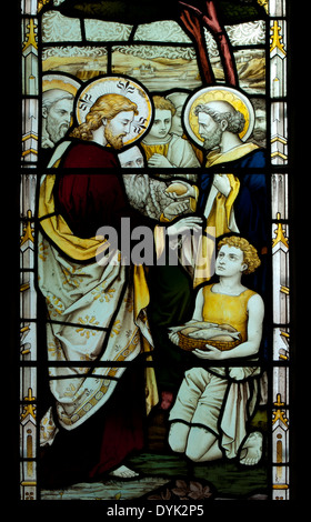 Fütterung der 5000 Glasmalerei, St. Faith Church, Newton Longville, Buckinghamshire, England, UK Stockfoto