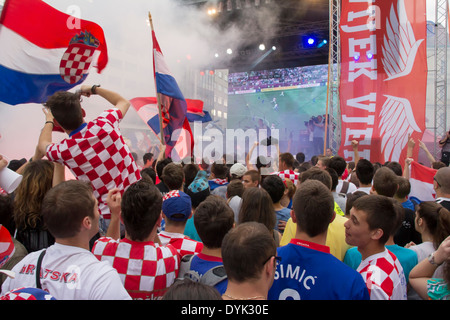Zagreb, Kroatien - 14. Juni 2012: Kroatische Fußball-Fans auf dem Hauptplatz, beobachtete EURO 2012 Italien vs. Kroatien entsprechen. Stockfoto