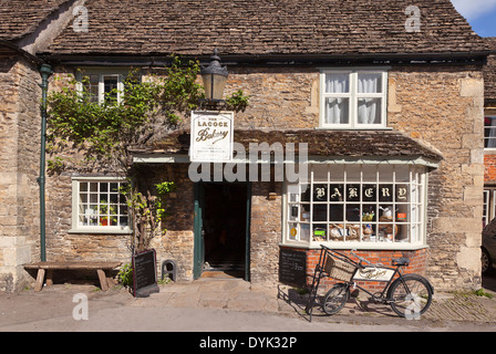 Lacock Dorf, Wiltshire, UK. Traditionelle Hütten. Sonnenschein, blauer Himmel