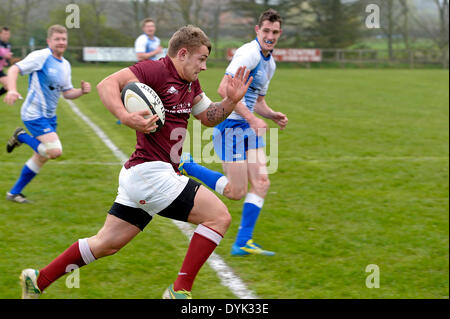 Berwick, UK. 20. April 2014. Berwick RFC, Scremerston Könige 7 s 2014, Rnd 4, Berwick RFC Sevens Beschriftung: Gala James Parker mit einer Ladung auf dem Weg zu einem Versuch Ergebnis wird von Rauchverbot No7 Lewis Young ging. Gala, gewann das Finale 36-14 Aufhebung der Berwick Trophy zum ersten Mal seit 2004. Bildnachweis: Rob Gray/Alamy Live-Nachrichten Stockfoto