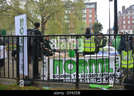 London, UK. 20. April, 14. "Norml" London 420 Pro-Cannabis-Rallye 2014 protestieren für Cannabis-Legalisierung, Ausschank Broschüre und Cannabis-Verkauf in der speakers Corner in London. Foto: siehe Li/Alamy Live News Stockfoto