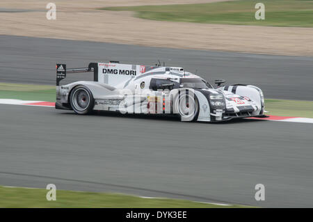 Towcester, UK. 20. April 2014. Die Porsche Team #20 Porsche 919 Hybrid angetrieben von TIMO BERNHARD, MARK WEBBER und BRENDON HARTLEY während den 6 Stunden von Silverstone 2014 in Silverstone in Towcester, Vereinigtes Königreich. Bildnachweis: Gergo Toth/Alamy Live-Nachrichten Stockfoto