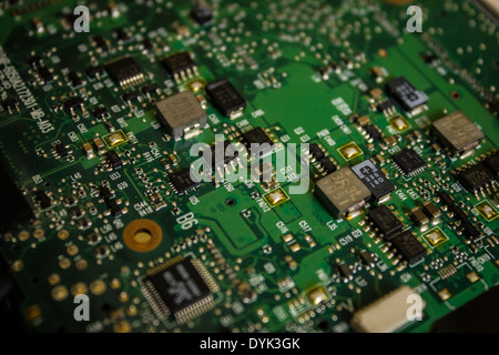 Eine Platine mit verschiedenen elektronischen Komponenten der Baugruppe ist Surface-Mount-Technologie Stockfoto